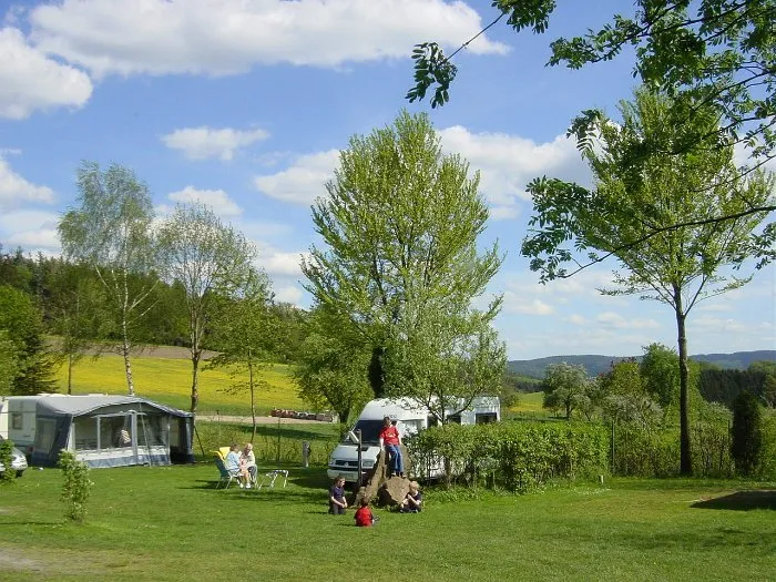 Blick nach Süden über die Stellplätze und die angrenzenden Wiesen