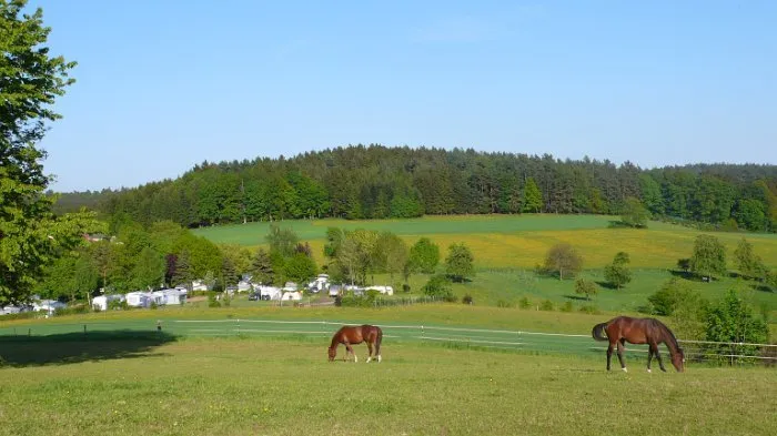 Blick von Westen über den Campingplatz und die Odenwälder Hügel