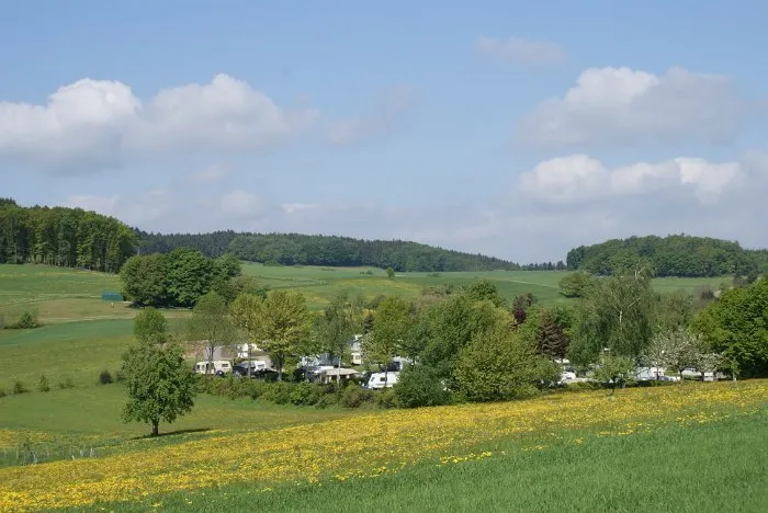 Der Campingplatz im Frühling mit blühenden Wiesen
