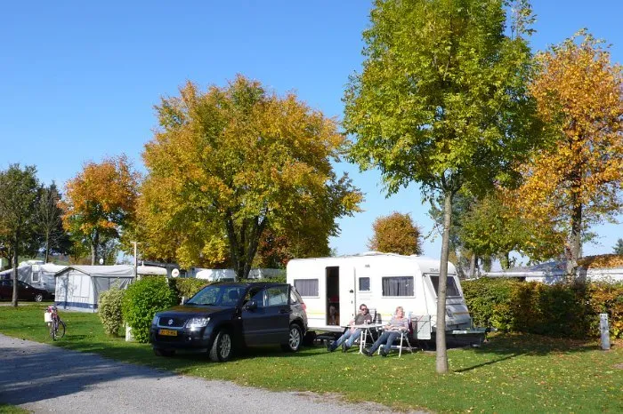 Der Campingplatz im Herbst mit gefärbtem Laub