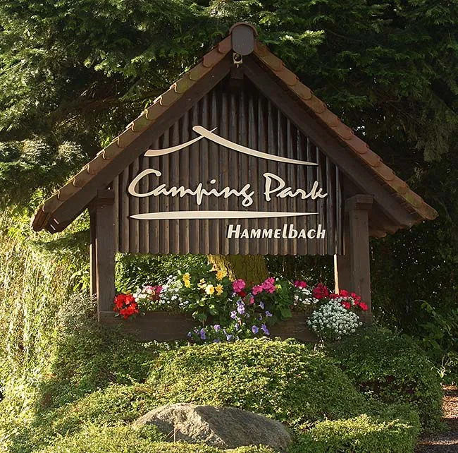 Einfahrt und Hinweisschild des Camping Park Hammelbach