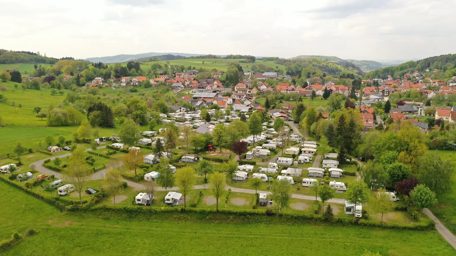 Luftaufnahme des Camping Park Hammelbach mit dem Ort im Hintergrund