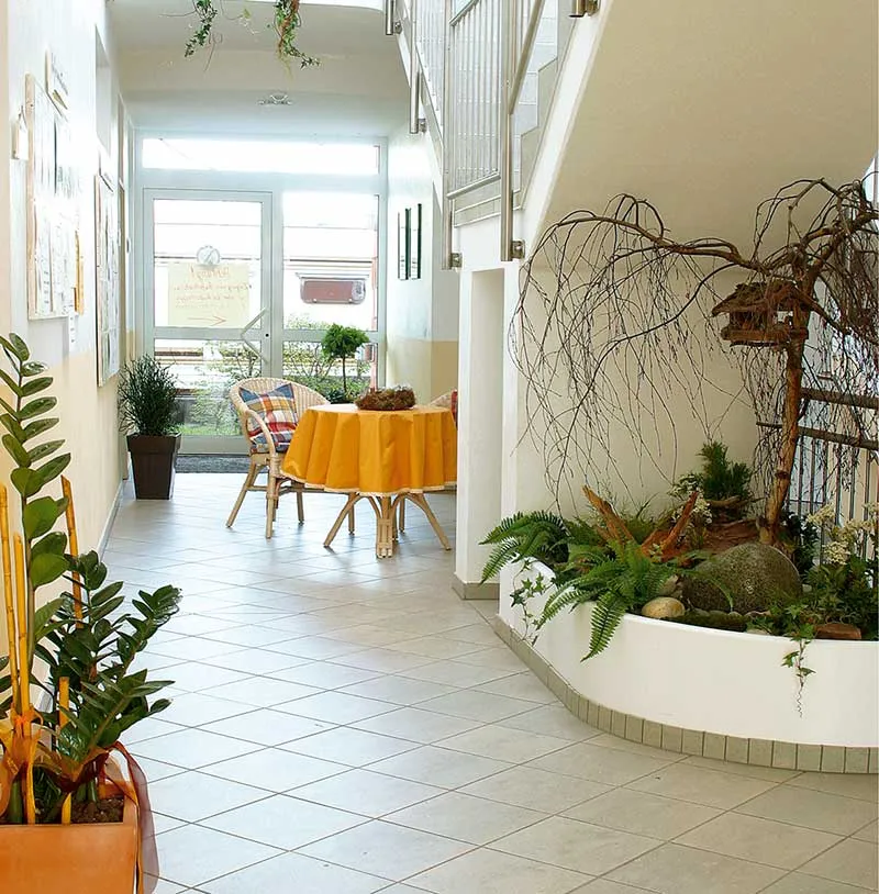 Heller Flur im Sanitärgebäude des Camping Park Hammelbach