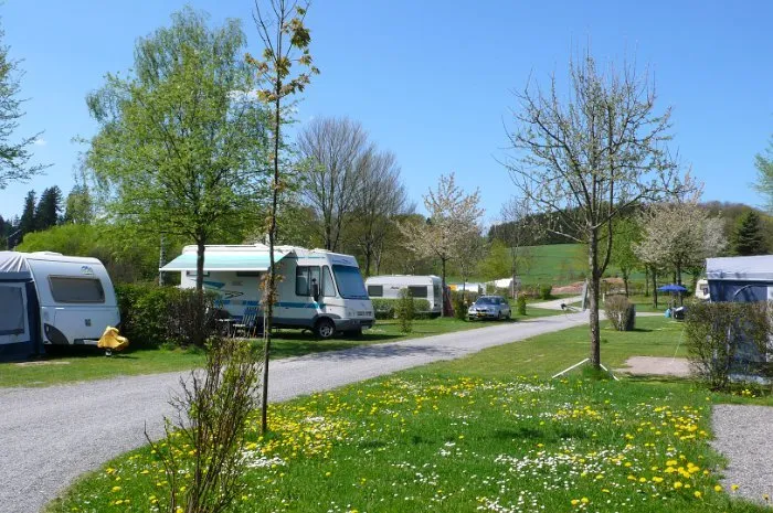 Spielplatz und Grünfläche auf dem Platz