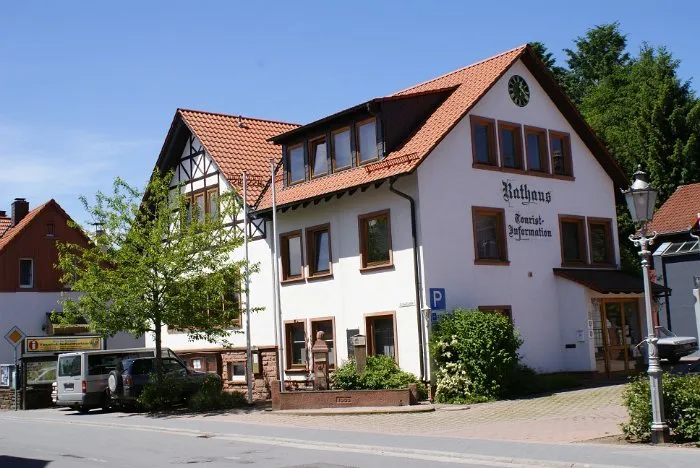 Stellplätze zwischen Hecken und Bäumen