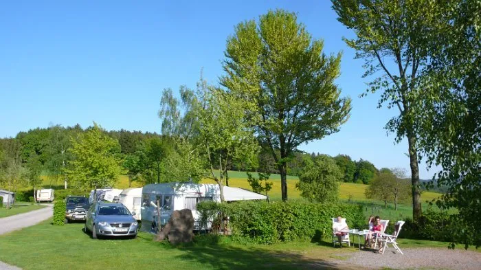 Reihe von Stellplätzen mit Fernblick