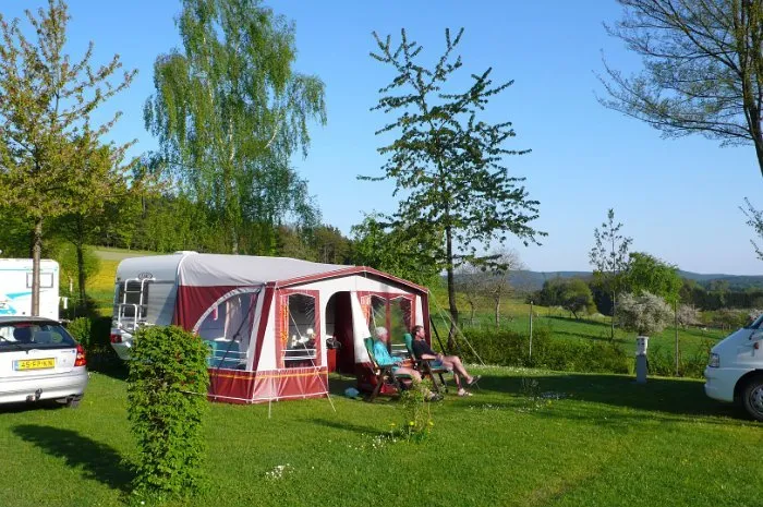 Touristen-Stellplatz mit Fernblick über die Landschaft