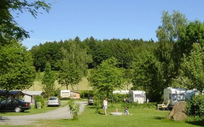 Touristenplatz mit Wohnwagen im Odenwald