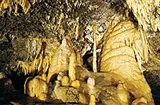 Tropfsteinhöhle Buchen mit beleuchteten Kalksteinformationen